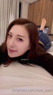 气质性感又风骚的极品小少妇全程露脸陪狼友嗨，情趣装诱惑洗澡直播，揉奶玩逼听指挥，笑起来很可爱不要错过